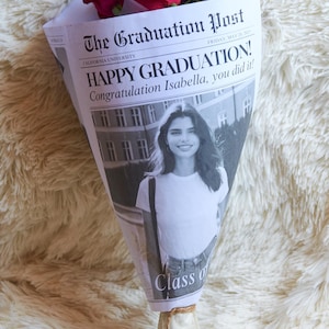 Abschluss Zeitung Blumenstrauß Wrap Vorlage (digitaler Download), Senior Geschenk für sie, 006 Bild 4