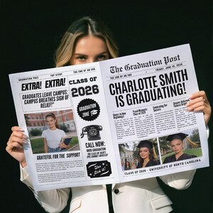 K&ouml;nnte beinhalten: Eine Zeitung mit der Schlagzeile "Charlotte Smith macht ihren Abschluss!" und dem Text "Klasse von 2026". Die Zeitung enth&auml;lt Fotos und Artikel &uuml;ber den Abschluss. Die Person, die die Zeitung h&auml;lt, tr&auml;gt einen wei&szlig;en Blazer.