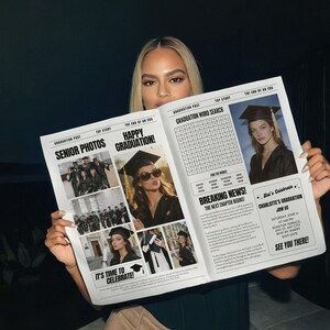 K&ouml;nnte beinhalten: Eine Person h&auml;lt eine Zeitung mit Inhalten zum Thema Abschluss. Die Zeitung enth&auml;lt Schlagzeilen wie "Senior Photos", "Happy Graduation!" und ein Abschluss-Wortsuchr&auml;tsel. Bilder von Absolventen in H&uuml;ten und Roben sind ebenfalls zu sehen.