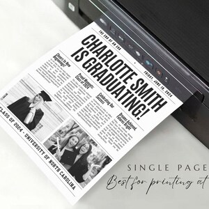 K&ouml;nnte beinhalten: Ein schwarz-wei&szlig; gedrucktes Abschlussank&uuml;ndigung mit der &Uuml;berschrift "Charlotte Smith IS GRADUATING!" und dem Datum 19. Juni 2024. Die Ank&uuml;ndigung enth&auml;lt Fotos und Text, gedruckt von einem schwarzen Drucker. Der Text lautet "Class of 2024 - University of North Carolina."