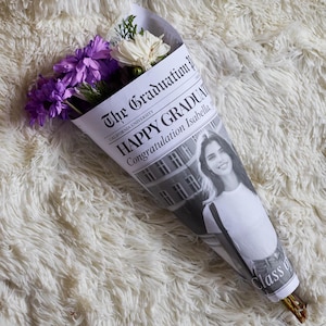 Abschluss Zeitung Blumenstrauß Wrap Vorlage (digitaler Download), Senior Geschenk für sie, 006 Bild 15