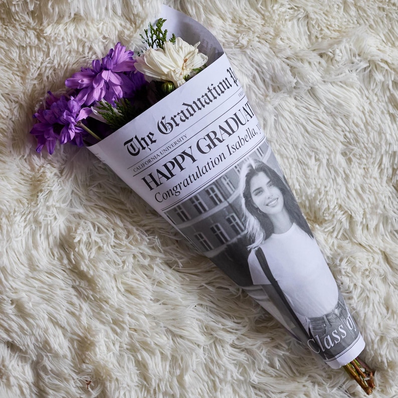 Abschluss Zeitung Blumenstrauß Wrap Vorlage (digitaler Download), Senior Geschenk für sie, 006 Bild 15