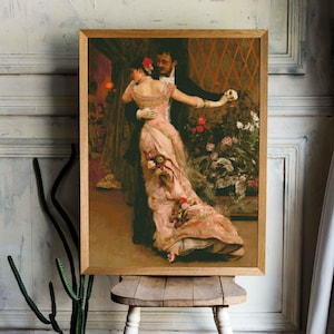 Könnte beinhalten: Ein gerahmtes Gemälde, das ein Paar zeigt, das auf einer formellen Veranstaltung tanzt. Die Frau trägt ein rosa Kleid mit floralen Verzierungen und der Mann trägt einen schwarzen Anzug. Das Gemälde ist vor dem Hintergrund eines üppigen Gartens gemalt.