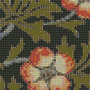 Puede incluir: Patr&oacute;n de punto de cruz con un dise&ntilde;o floral. El patr&oacute;n presenta flores rojas, naranjas y amarillas, hojas verdes y un fondo oscuro. El dise&ntilde;o est&aacute; hecho de peque&ntilde;as puntadas cuadradas.