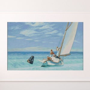 Op de afbeelding: Een schilderij van een zeilboot met een wit zeil en een blauwe romp, met drie mensen aan boord, die op een kalme blauwe zee varen onder een blauwe lucht met witte wolken. Een donker object drijft in het water op de voorgrond.