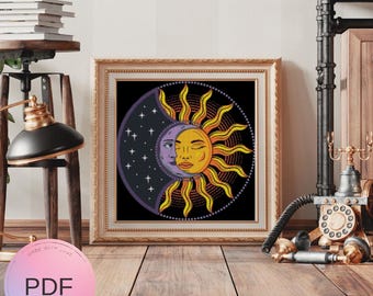 Op de afbeelding: Een digitale kunstprint met een gestileerde zon en maan met gezichten. De zon is geel en oranje met een glimlachend gezicht en de maan is paars met een gesloten oog. De achtergrond is zwart met witte sterren.