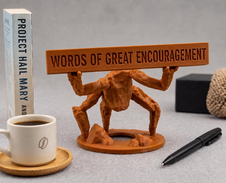 Figura de Rocky del Proyecto Ave María con letrero personalizado: decoración de escritorio de ciencia ficción impresa en 3D personalizada, regalo para amantes de los libros de Andy Weir imagen 1