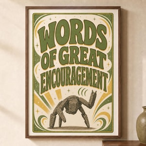 Op de afbeelding: Een ingelijste kunstdruk met de tekst WORDS OF GREAT ENCOURAGEMENT in grote, vetgedrukte olijfgroene letters. Onder de tekst staat een getextureerd, steenachtig wezen met meerdere ledematen tegen een achtergrond van gele en groene stralen.