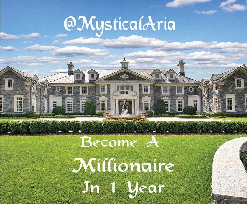 Puede incluir: Una gran mansi&oacute;n de piedra gris con una fuente en frente. El texto "Become A Millionaire In 1 Year" est&aacute; escrito en blanco sobre la hierba verde frente a la casa. El texto "@MysticalAria" est&aacute; escrito en blanco sobre un cielo azul con nubes blancas.