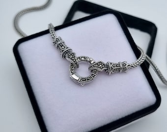 Ciondolo a croce in granato del Mozambico fatto a mano: gioielli in argento sterling 925 - Italia