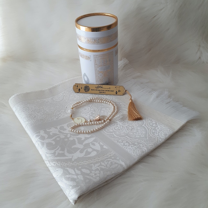 White Prayer Mat and Tasbeeh  Gift Set - Islamic Prayer Mat - Great Ramadan Gifts -Sajadah - Eid Mubarak Gift - Rug Gift- Ramadan Gift Set