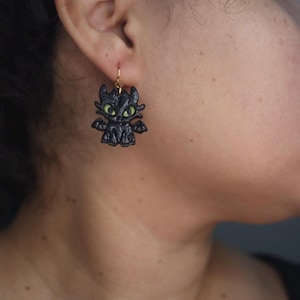 Chibi Toothless Earrings – Handmade Polymer Clay Dragon Earrings – Cute How to Train Your Dragon Jewelry – Fandom Gift – Geeky Accessories