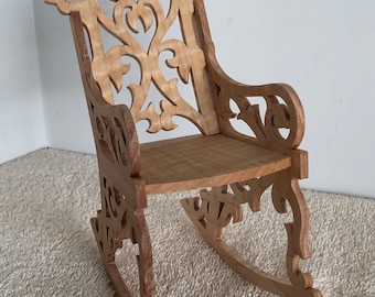 Fauteuil à bascule fait main pour poupée en érable tigré à l'échelle 1:6