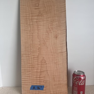 Panel de madera maciza de arce tigre rizado de 1/4&quot;. Lijado final con tambor de grano 220. Ideal para volutas, incrustaciones, forja luminosa y muchos usos artesanales.