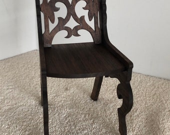 Chaise de poupée en noyer faite main à l'échelle 1:6 - Design victorien ajouré