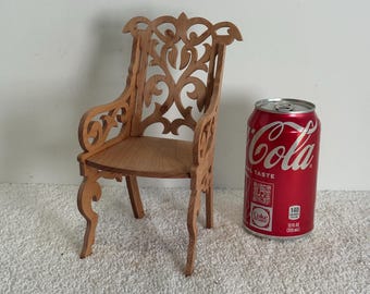 Fauteuil de poupée victorien en bois d'érable fait main. Échelle 1:6.