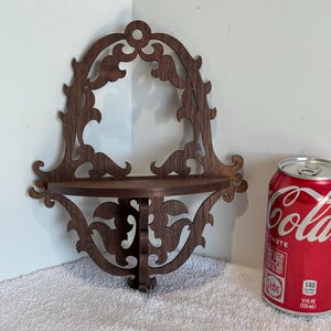 手作りのウォールナットビクトリアン透かし彫り壁掛け棚：私の糸鋸で手作り