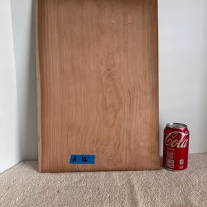 Panel de madera maciza de cerezo de 1/4&quot; de espesor. Lijado final con tambor de grano 220. Perfecto para volutas, incrustaciones, forja luminosa y muchos usos artesanales.