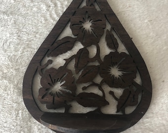Handgemaakte Victoriaanse wandplank met zwart walnoot- en bloemenfretwork