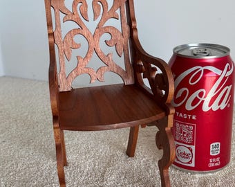 Sillón victoriano de madera de cerezo con calados, hecho a mano, ideal para muñecas.