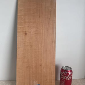 Panel de madera maciza de arce tigre rizado de 1/8&quot;. Lijado final con tambor de grano 220. Perfecto para volutas, incrustaciones, forja luminosa y muchos usos artesanales.