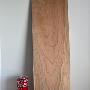 Panel de madera maciza de cerezo de 1/8&quot; de espesor. Lijado final con tambor de grano 220. Perfecto para volutas, incrustaciones, forja luminosa y muchos usos artesanales.
