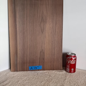 Panel de madera maciza de nogal de 1/4&quot; de ancho. Lijado final con tambor de grano 220. Ideal para volutas, incrustaciones, forja brillante y muchos usos artesanales.