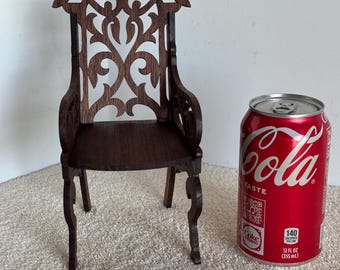 Sillón victoriano de nogal hecho a mano con calados para muñecas - Escala 1:6