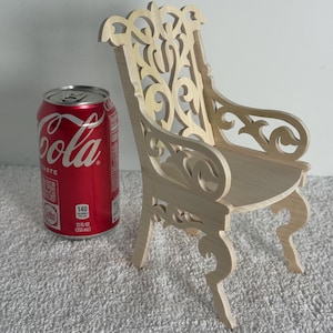 Handgemaakte massief houten Victoriaanse poppenfauteuil 1:6 miniatuur