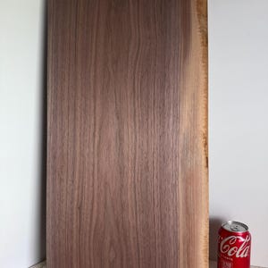 Panel de madera maciza de nogal de 3/16&quot; de ancho. Lijado final con tambor de grano 220. Ideal para volutas, incrustaciones, forja brillante y diversas manualidades.