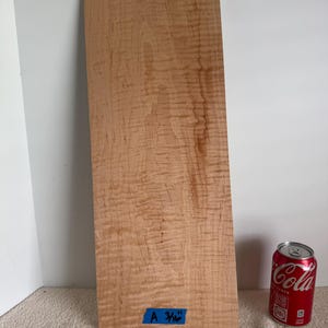 Panel de madera maciza de arce tigre rizado de 3/16&quot;. Lijado final con tambor de grano 220. Ideal para volutas, incrustaciones, forja luminosa y muchos usos artesanales.