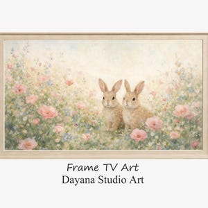 Può includere: Stampa incorniciata con due conigli marroni chiari in un campo di fiori rosa e blu. L'opera d'arte ha uno stile morbido ad acquerello con uno sfondo beige chiaro. Il testo in basso recita "Frame TV Art" e "Dayana Studio Art."