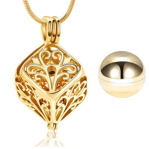 Op de afbeelding: Gouden ketting met een vierkante hanger met een ingewikkeld filigraan ontwerp. De hanger is open en bevat een kleine gouden bol.