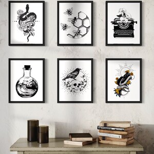 Puede incluir: Seis impresiones enmarcadas en negro con fondos blancos e ilustraciones en blanco y negro. Las impresiones representan una serpiente, abejas, una m&aacute;quina de escribir, una botella, un cuervo y una serpiente con un sol.