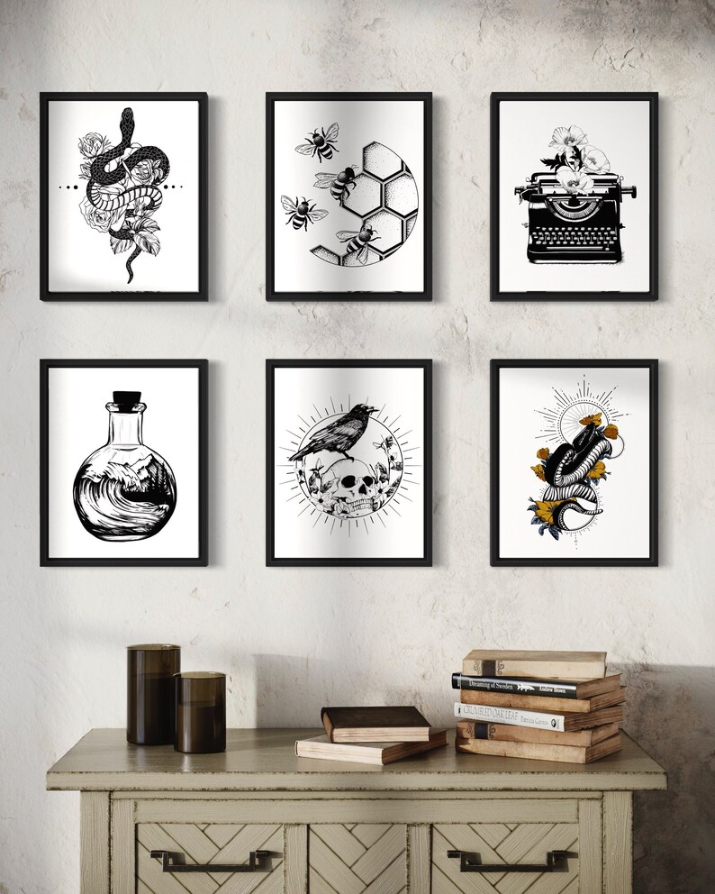 Puede incluir: Seis impresiones enmarcadas en negro con fondos blancos e ilustraciones en blanco y negro. Las impresiones representan una serpiente, abejas, una m&aacute;quina de escribir, una botella, un cuervo y una serpiente con un sol.
