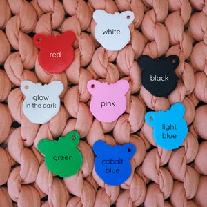 以下が含まれることがあります： 7つの異なる色のプラスチック製の動物の頭の形をしたキーホルダー。色は白、赤、黒、ピンク、水色、緑、コバルトブルー。白いキーホルダーには「glow in the dark」と書かれています。