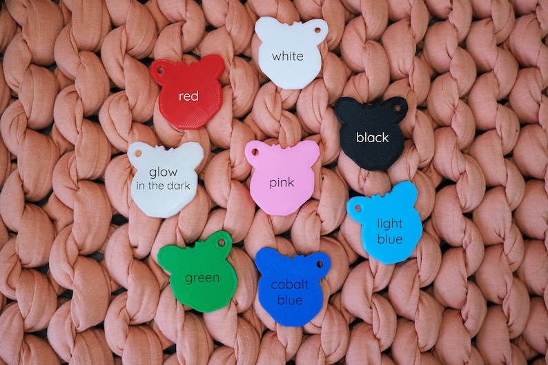 以下が含まれることがあります： 7つの異なる色のプラスチック製の動物の頭の形をしたキーホルダー。色は白、赤、黒、ピンク、水色、緑、コバルトブルー。白いキーホルダーには「glow in the dark」と書かれています。