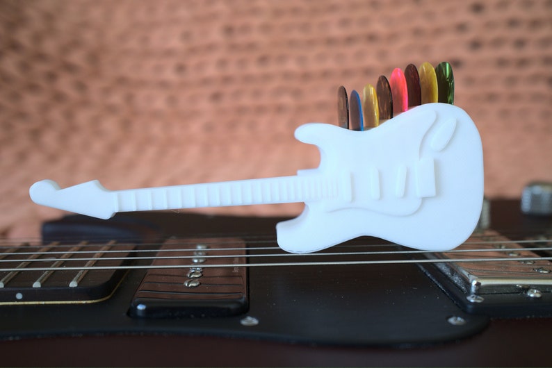 フェンダーストラトキャスターギターピック＆ピックホルダー - 3DプリントSタイプ - クールなディスプレイと楽しい便利なミニフィギュア、ギタリスト、ミュージシャンへのギフト 画像 2