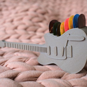 Ibanez Talman Gitarren Plektrum & Plektrum Halter - 3Dgedruckte Yvette Young YY10-Style Miniatur Display Figur Geschenk für Gitarrist, Musiker