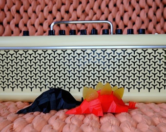 Jazz III ギターピック＆ピックホルダー - 3Dプリントの恐竜/ステゴサウルスのピックホルダー。ギタリストやミュージシャンへの楽しくてかわいいギフトやディスプレイ装飾。