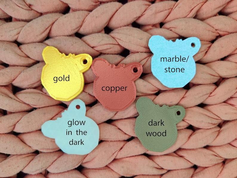 以下が含まれることがあります： それぞれにテキストが書かれた、5つの異なる色のプラスチック製の動物の形。 形状は、金色、銅色、薄い青色、濃い青色、濃い緑色です。 形状のテキストには、「gold」、「copper」、「marble/stone」、「glow in the dark」、「dark wood」と書いてあります。