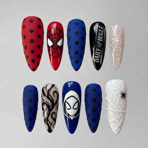 Könnte beinhalten: Ein Set aus zehn mandelförmigen Press-on-Nägeln mit verschiedenen Designs, darunter rote und blaue Punkte, eine rote Spinnennetzmaske, ein schwarzes Daily Bugle-Logo, weiße Spinnennetze, schwarze Wirbelmuster und eine weiße Kapuzenmaske.