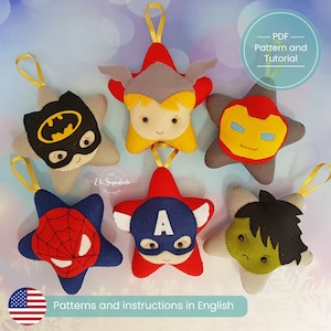 Op de afbeelding: Handgemaakte vilten sterornamenten met superhelden, waaronder Batman, Thor, Iron Man, Spider-Man, Captain America en Hulk. Elk ornament heeft een geel lint om op te hangen. De tekst "PDF Pattern and Tutorial" is zichtbaar. De instructies zijn in het Engels.