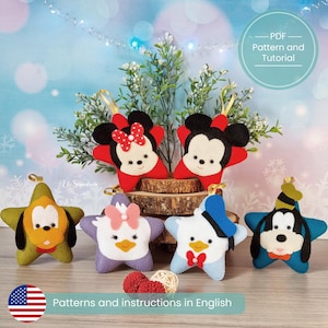 Pode incluir: Enfeites de estrela de feltro feitos à mão com os personagens da Disney Mickey Mouse, Minnie Mouse, Pluto, Margarida, Pato Donald e Pateta. Cada enfeite tem uma fita dourada para pendurar. O texto na imagem diz "PDF Pattern and Tutorial" e "Patterns and instructions in English."