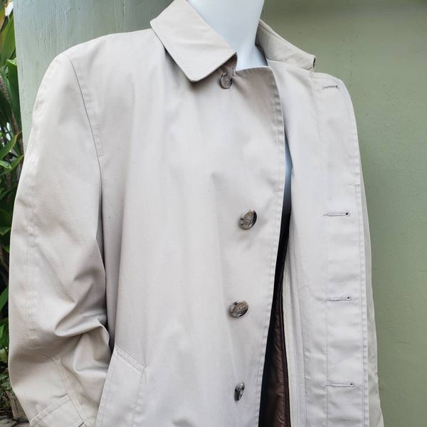 Classy Mens vintage London Fog trench rain coat with lining.