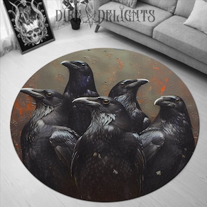 Peut inclure: Un tapis rond avec un fond brun foncé représentant quatre corbeaux noirs aux ailes déployées. Les corbeaux sont disposés en cercle, la tête tournée vers le centre du tapis. Le tapis a un aspect vieilli et vintage.