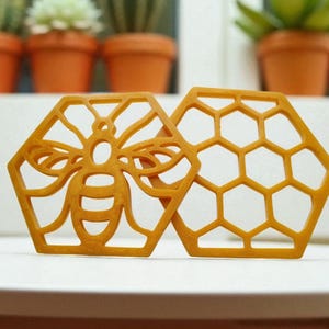Handmade Bee Honeycomb Resin Coasters: Set of 2, Stylish Home Decor