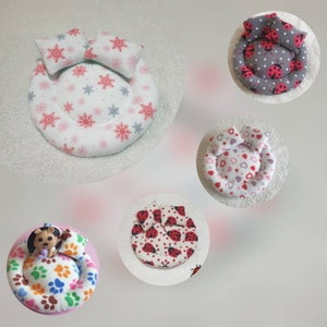Cosy doughnut style Guinea pig bed with 2 pillows