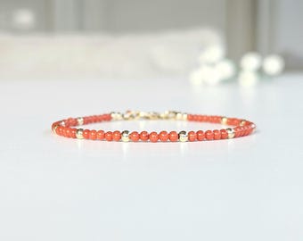 Korallenperlenarmband, 14 Karat Gold filled, Silber, handgefertigt, minimalistisches Armband, stapelbares Armband, rotes Perlenarmband