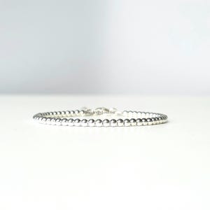 Armband aus 925er Sterlingsilber mit 3-mm-Perlen, minimalistisches Silberarmband, feines elastisches Armband, individuell gefertigt, mit Verschluss oder Gummizug